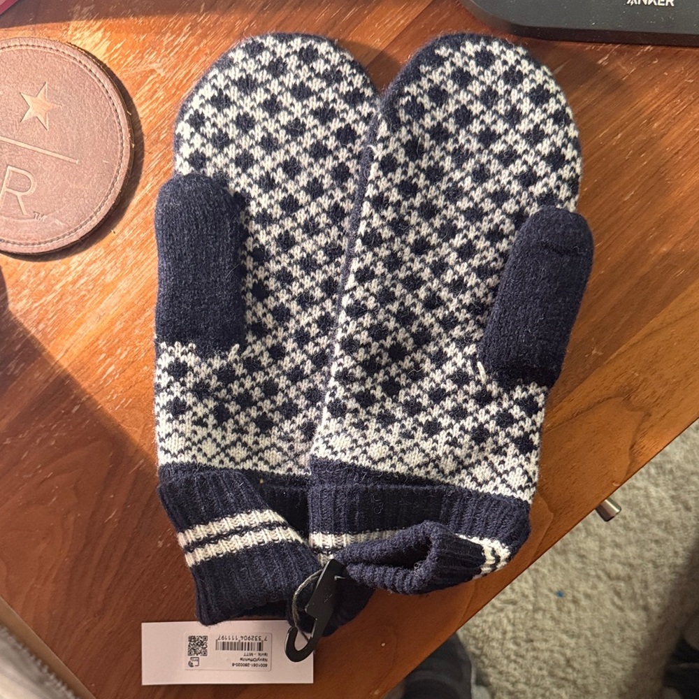 Hestra Black and Cream Snowflake Mittens - Picture 4 of 5
